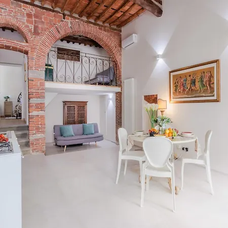Apartment In Lucca Near San Michele Square Appartamento *