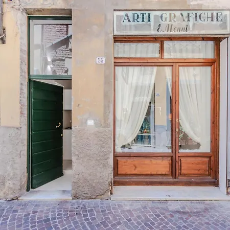 Apartment In Lucca Near San Michele Square Appartamento *